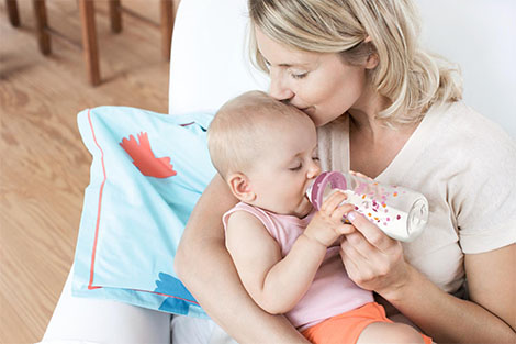 [Translate to Nuk.com (English):] breastfeeding or bottle?