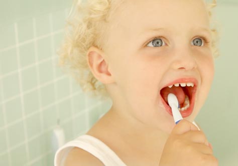 [Translate to Nuk.com (English):] kid cleaning teeth